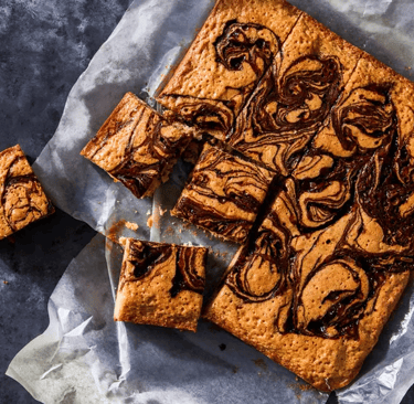 a chocolate brownie with a swirly swirl on top of it