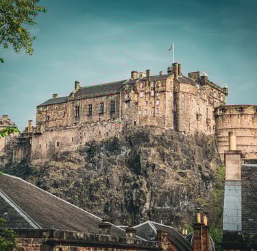 Le château d'Édimbourg, perché sur un rocher volcanique, domine la ville et incarne l’histoire riche de l’Écosse.