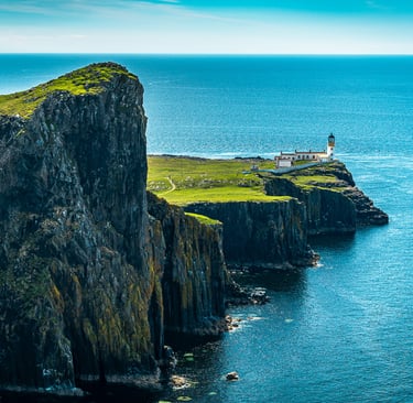 Les falaises de Neist Point, sur l'île de Skye, offrent une vue spectaculaire avec son phare solitaire face à l'océan.