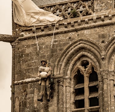 Réplique de John Steele, parachutiste américain, suspendue au clocher de l'église de Sainte-Mère-Église, symbole d'héroïsme.