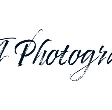 Logo élégant du site L.A Photographie, avec une typographie manuscrite, reflétant un style artistique et raffiné