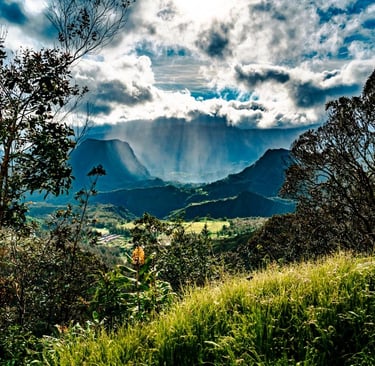 Les nuages jouent avec la lumière sur les montagnes de La Réunion, un tableau vivant en pleine nature
