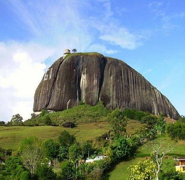 Vue générale de la piedra El Penol 