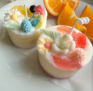 Fruit-inspired candle with orange and berry topping from candle workshop Bern – Fruchtkerze