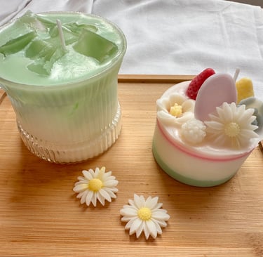 Matcha-inspired green candle in cup from candle workshop in Bern – Matcha-Kerze in Tasse Kurs