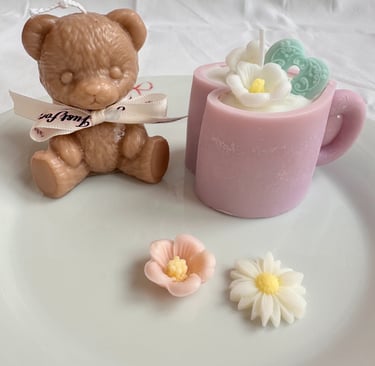 Teddy bear themed candle with floral details from creative candle workshop Bern – Teddykerze mit Blu