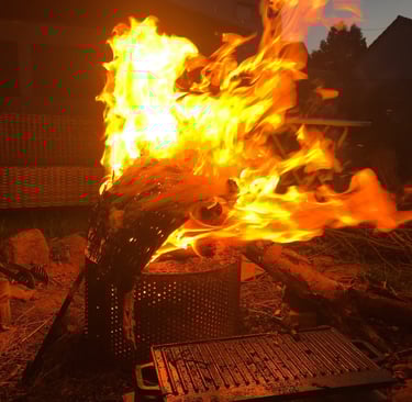 Loderndes Feuer im Garten