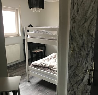 Eines von vier Pensionszimmern mit eigenem Badezimmer