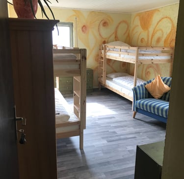 Eines von vier Pensionszimmern mit eigenem Badzimmer