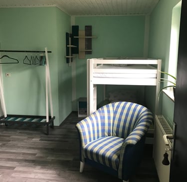 Eines von vier Pensionszimmern mit eigenem Badezimmer