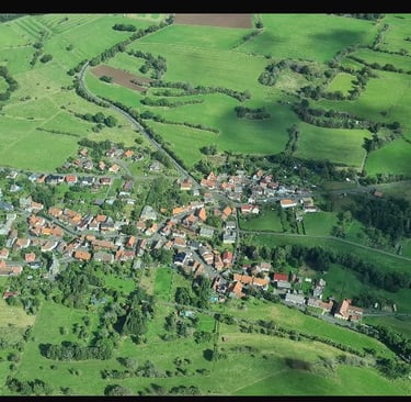 Luftaufnahme des Örtchens Helpershain im Grünen