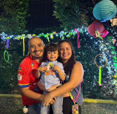 Familia feliz en el jardín infantil Ukelele