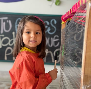 Niña pintando en plástico vinipel 