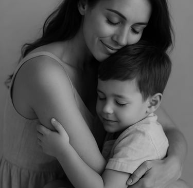 madre e hijo abrazados