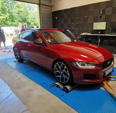 Une voiture sur banc de puissance