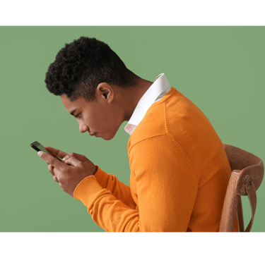 postura cifotica davanti allo smartphone