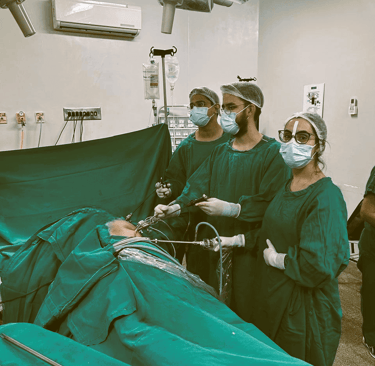 Equipe de cirurgiões realizando uma cirurgia de um câncer de estômago
