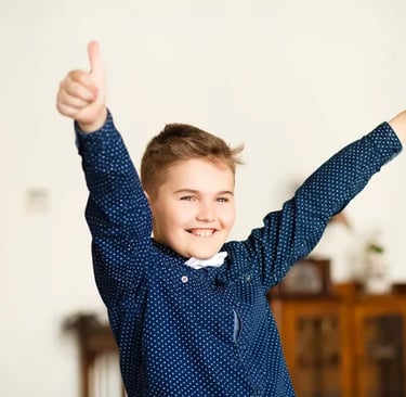 enfant heureux qui écrit mieux