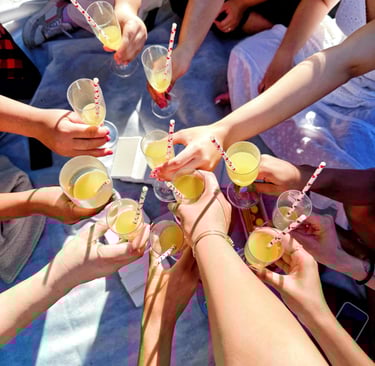 Bebidas en fiesta de cumpleaños en verano