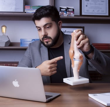 Dr Renan Gerbellhi fazendo consulta 0nline