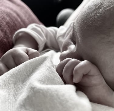 "Brillo natural": Creando joyería artesanal con metales, resinas y la esencia de la naturaleza.