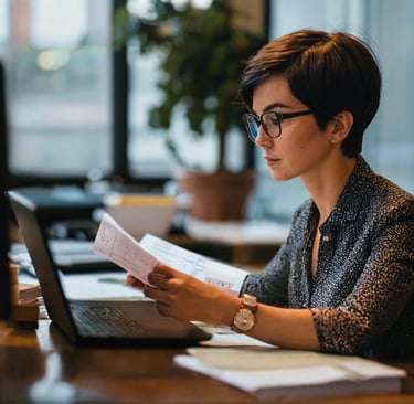 Femme qui fait des recherches sur la perte de poids