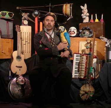 guirigabacho au milieu de tous ses instruments