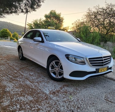Λευκό Mercedes-Benz W213 Taxi της Orange Taxi Καβάλα για άνετες μετακινήσεις