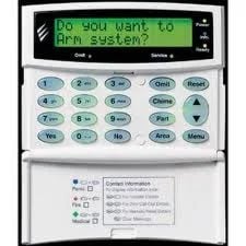 Digitális otthoni biztonsági riasztórendszer billentyűzete zöld LCD képernyővel, amely a rendszer él