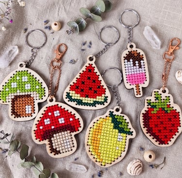Handbestickter Schlüsselanhänger aus Holz – Kreuzstich, Boho‑Design, liebevoll gefertigt