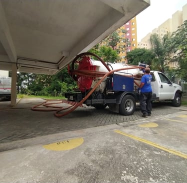 desentupimento com caminhão de sucção e hidrojateamento
