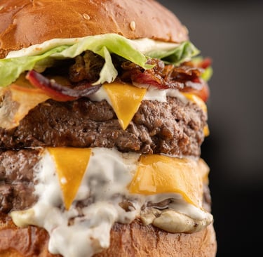 hamburger com carne angus, queijo, bacon, alface, cream cheese, pao brioche e maionese da casa