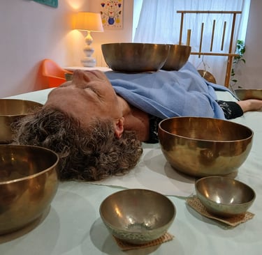 jeune femme pendant une séance de massage sonore aux bols chantants.