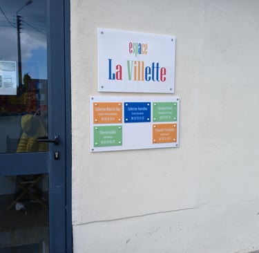 Enseigne sur la façade du cabinet.
