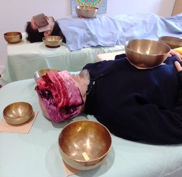 Deux personnes pendant une séance de massage sonore en duo.