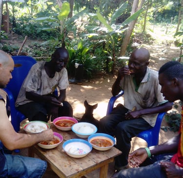 On déjeune avec la communauté à la Ferme Aménopé Togo Permaculture
