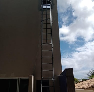 escada marinheiro com guarda corpo em aço
