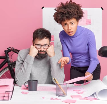 conjoint-couple-au-travail-collaborateur-secretariat-tpe