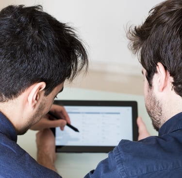 equipo colaborando para hacer shift left