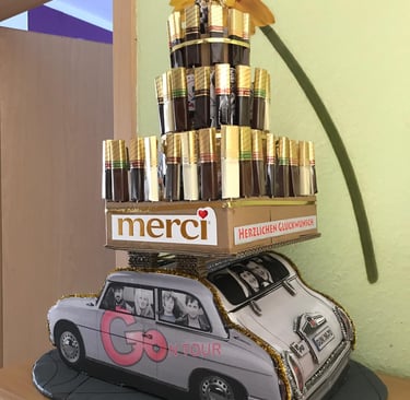 Geburtstagsgeschenk: Auto mit Torte auf dem Dach