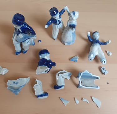 Delft porcelain figures before conservation