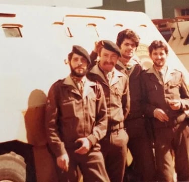 Agentes de la Policía Nacional en San Sebastián junto a tanquetas. 1980.