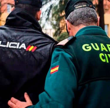 Un policía y un guardia civil caminando juntos, mostrando compañerismo.