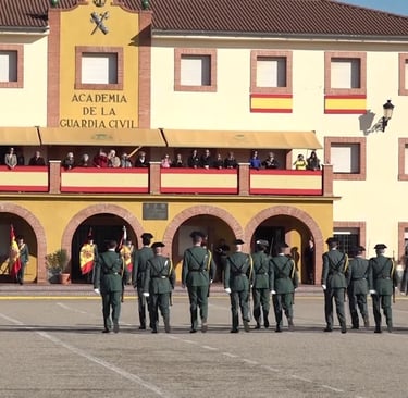 Desfile de guardias civiles frente a la Academia de la Guardia Civil. 9La Loma.