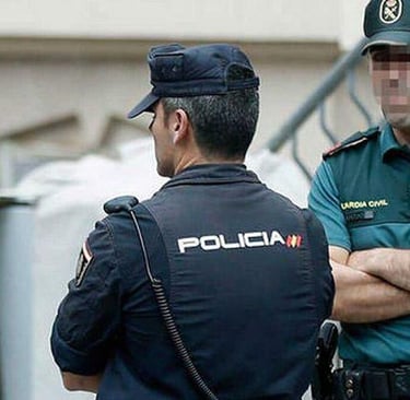 Un policía nacional y un guardia civil conversan de espaldas.
