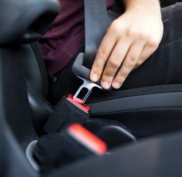 Pessoa colocando o cinto de segurança em carro da APKTEM.