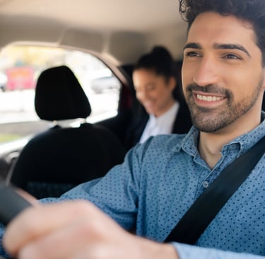 Motorista do aplicativo Apktem transportes conduzindo passageiro com segurança.
