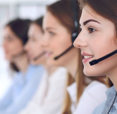 Equipe de atendimento Apktem transportes prestando suporte para passageiros e motoristas.