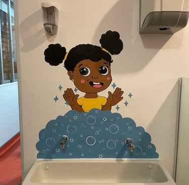 Peinture murale décorative au-dessus du lavabo pour enfants dans une crèche