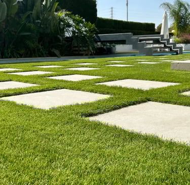 jardín césped artificial con planchas de caliza